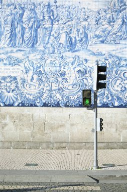 Trafik ışığı ve kutsal azulejos Porto, Portekiz