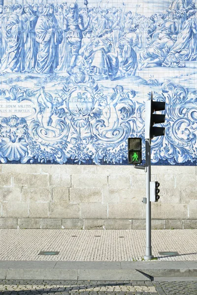 Luz de trânsito e azulejos sagrados no Porto, Portugal — Fotografia de Stock