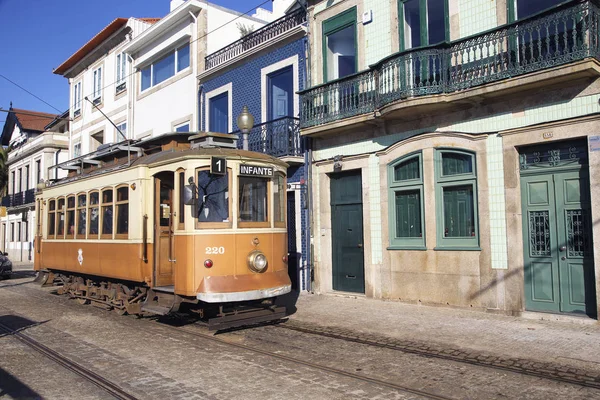 Oldtimer Seilbahn und Häuser in Porto — Stockfoto