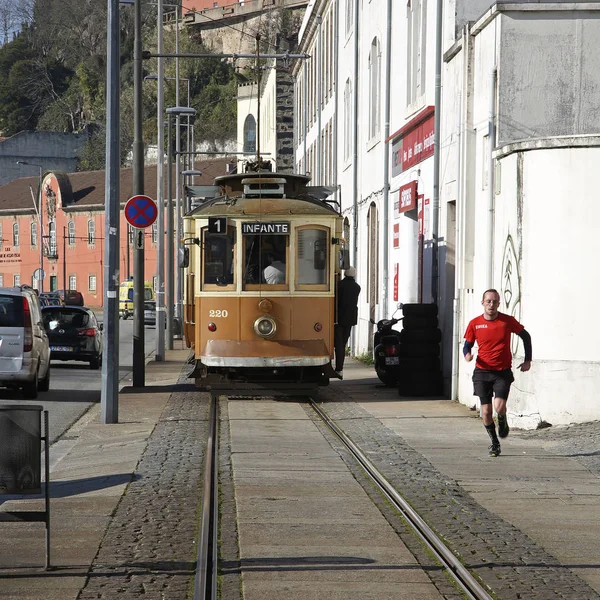 Oldtimer-Seilbahn und Läufer in Porto — Stockfoto