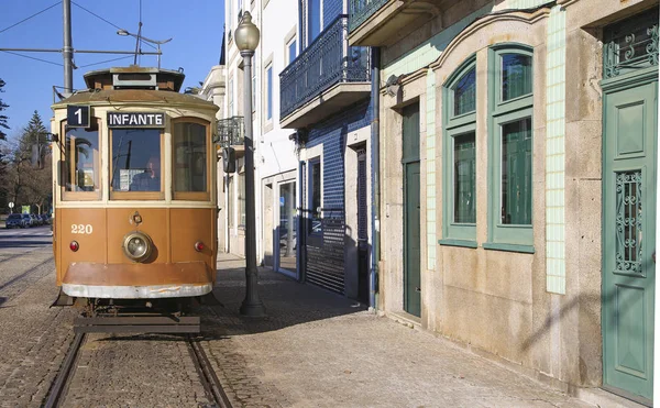 Vintage cable car and old houses in Porto — Stock Photo, Image