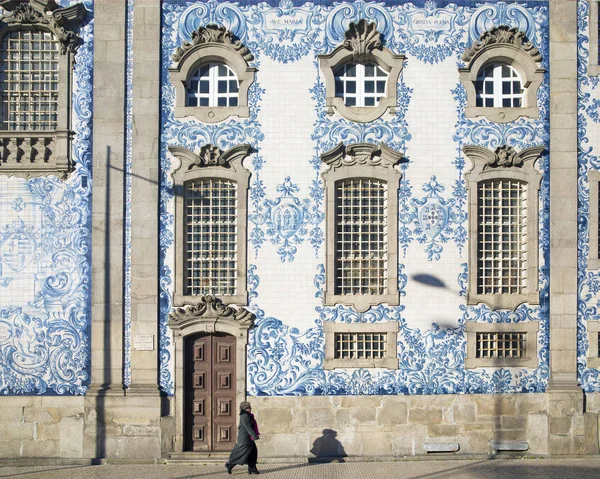 Sett fra siden av Carmo kirke i Porto – stockfoto