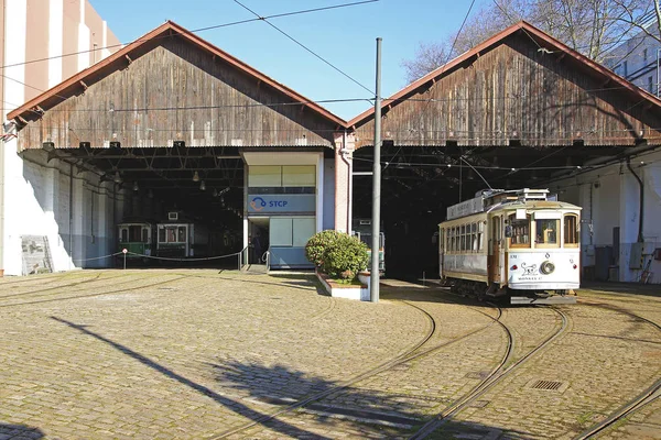 Oldtimer-Straßenbahndepot im Hafen lizenzfreie Stockfotos