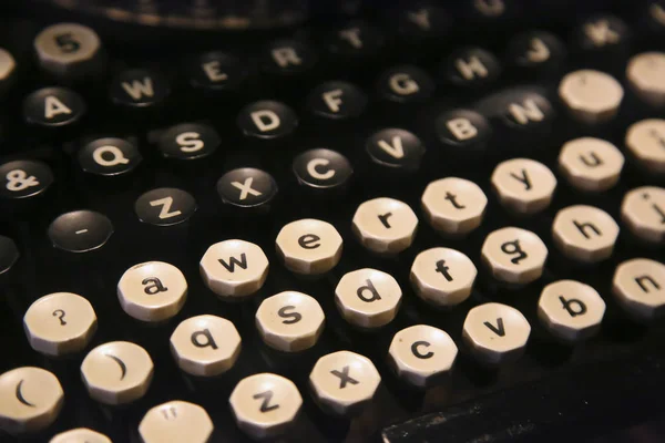 Клавіатура дуже старої друкарської машинки — стокове фото