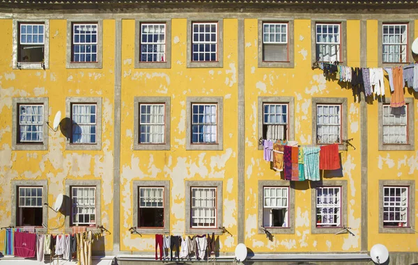 Висячая одежда возле здания в Порту — стоковое фото