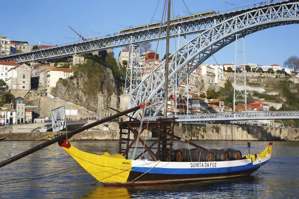 Rabelo člun a most v Porto — Stock fotografie