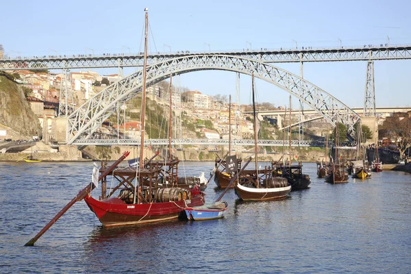 Eski tekne ve Porto Bridge'de — Stok fotoğraf