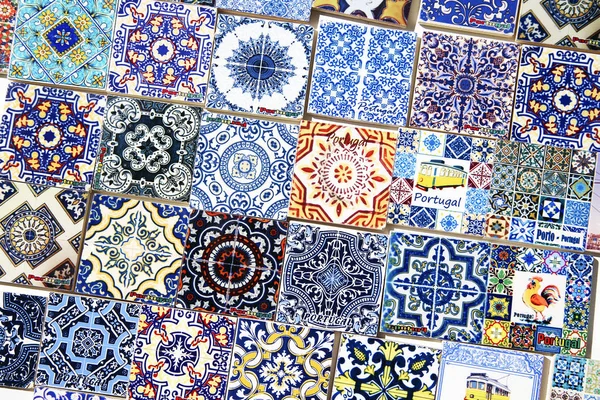 Lembranças para turistas que reproduzem azulejos portugueses — Fotografia de Stock