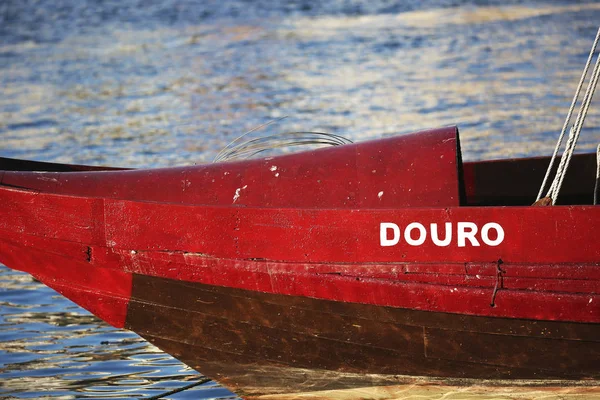 Barca rossa sul fiume Douro — Foto Stock