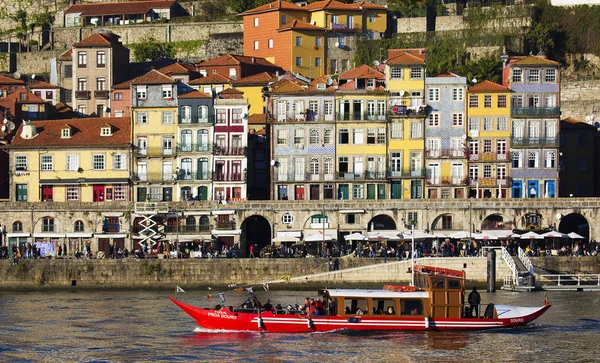 Červené trajekt a domy v Porto — Stock fotografie