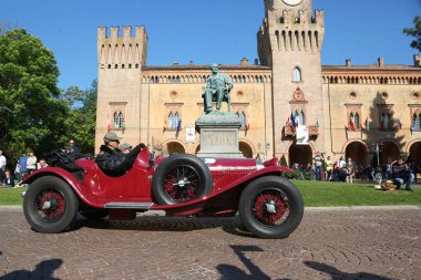 Mille Miglia yarış sırasında güzel eski araba