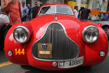 Antika bir Fiat Mille Miglia ayrılmasından önce önü