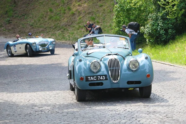 Автомобили, участвующие в гонке регулярности Mille Miglia — стоковое фото