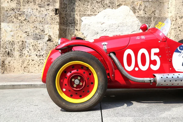 Részletesen a régi sport autó Mille Miglia indulás előtt — Stock Fotó