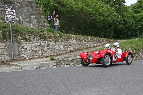 Красивый антикварный спорткар, участвующий в гонке Mille Miglia — стоковое фото