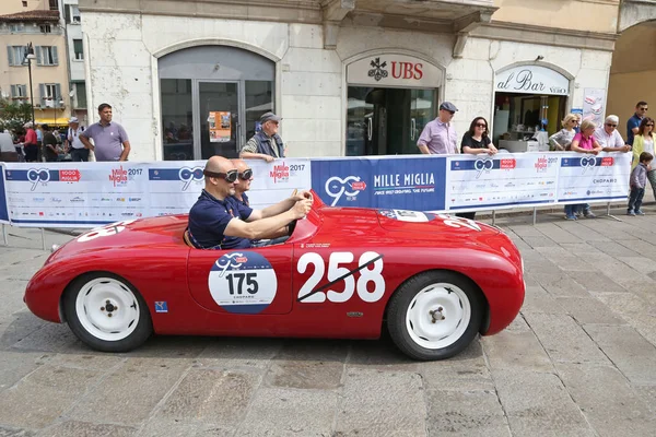 Apró szüreti autó részt olasz-rendszerességét Mille Miglia versenyen — Stock Fotó