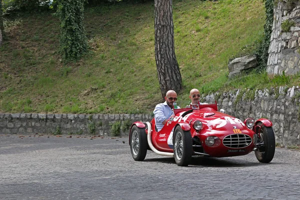 Винтажный спорткар во время регулярной гонки Mille Miglia — стоковое фото