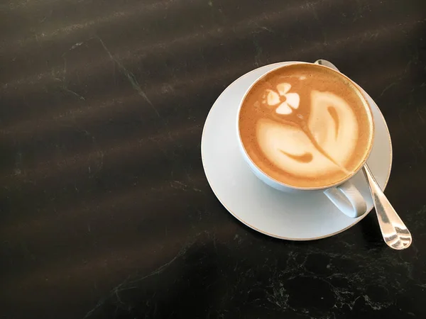 Italiensk cappuccino med fin teckning på skummet — Stockfoto