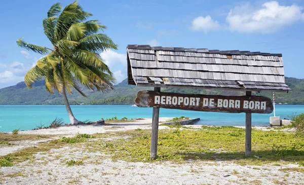 Signo de Aeropuerto de Bora Bora en Polinesia Francesa — Foto de Stock