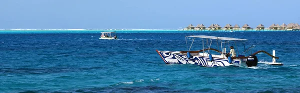 Barco tradicionalmente pintado na lagoa Bora Bora — Fotografia de Stock