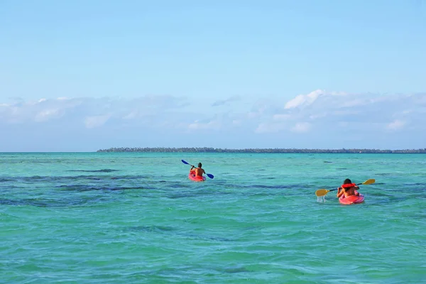 Dois kayakers na lagoa enorme de Tahaa — Fotografia de Stock