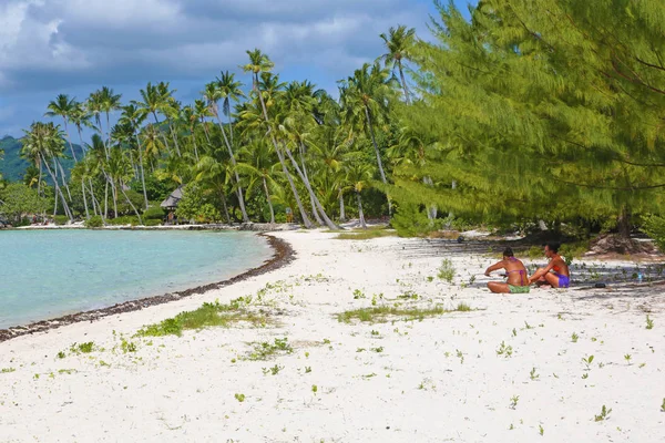 Две полинезийские женщины на прекрасном пляже — стоковое фото