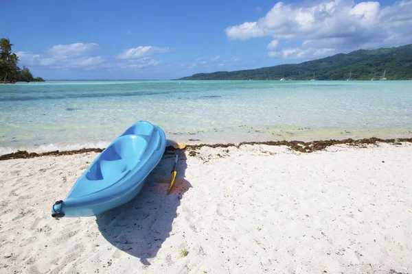 Kayak en la playa de la laguna Tahaa — Foto de Stock