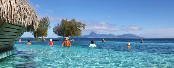 Pessoas em uma piscina maravilhosa em frente ao oceano — Fotografia de Stock