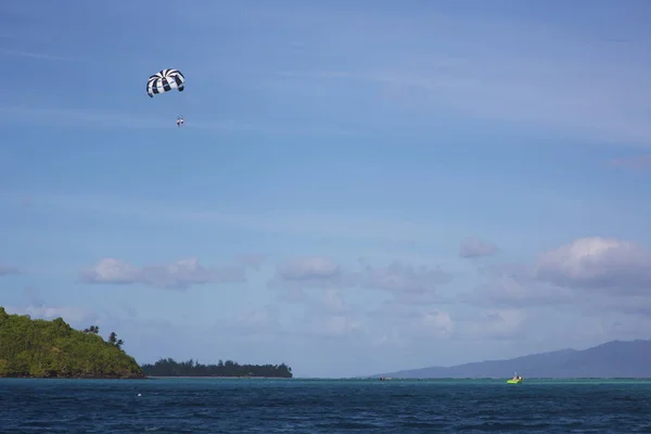 Parasailing sobre a lagoa Bora Bora — Fotografia de Stock