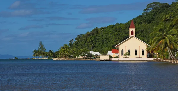 Pequeña iglesia en la costa de la isla de Raiatea — Foto de Stock