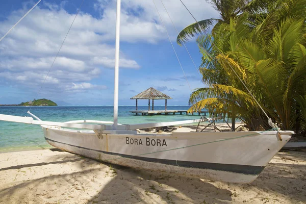 Traditional sailboat on Bora Bora beach — Stock Photo, Image