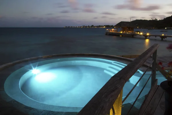 游泳池在波拉波拉岛环礁湖的黄昏 — 图库照片