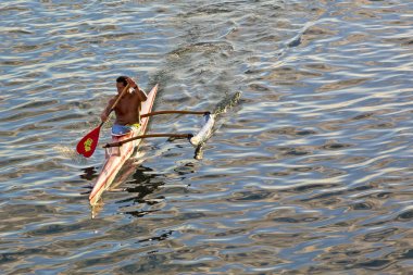 Polinezya adam Outrigger Kano yarış eğitimi