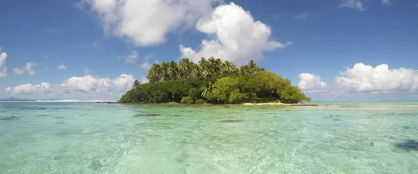 Прекрасный тропический островок во Французской Полинезии — стоковое фото