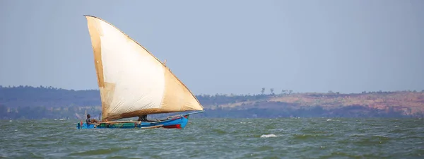 Grande immagine di un dhow che naviga nelle acque costiere — Foto Stock