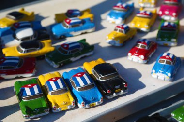 Camagüey, Cuba - 7 Mart 2018: Küba'da Satılık klasik otomobil modellerinin