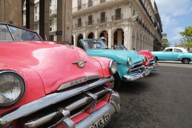 Havana, Küba - 11 Mart 2018: klasik otomobil Merkezi Havana'da renkli Multi