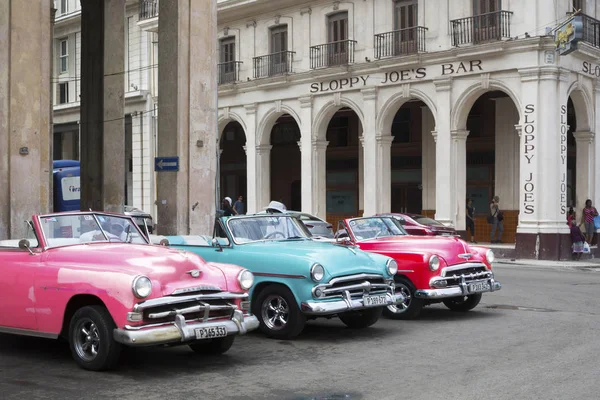 Habana Cuba Marzo 2018 Coches Clásicos Colores Vivos Centro Habana —  Fotos de Stock