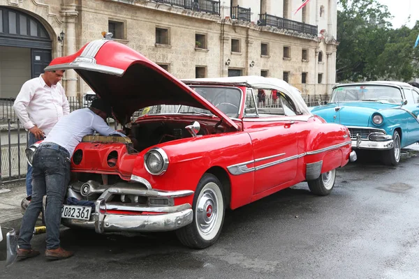 Havana Kuba Března 2018 Dva Muži Kontrola Motoru Červené Klasické — Stock fotografie