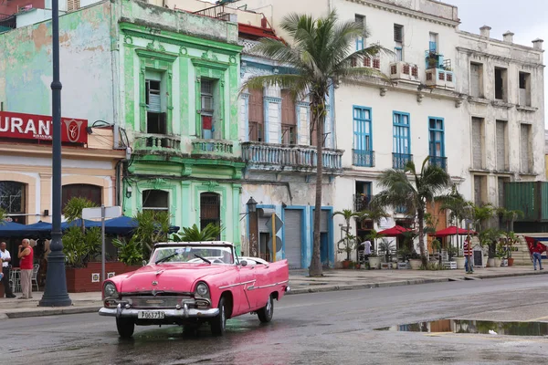 Habana Cuba Marzo 2018 Coche Clásico Rosa Frente Viejos Edificios —  Fotos de Stock