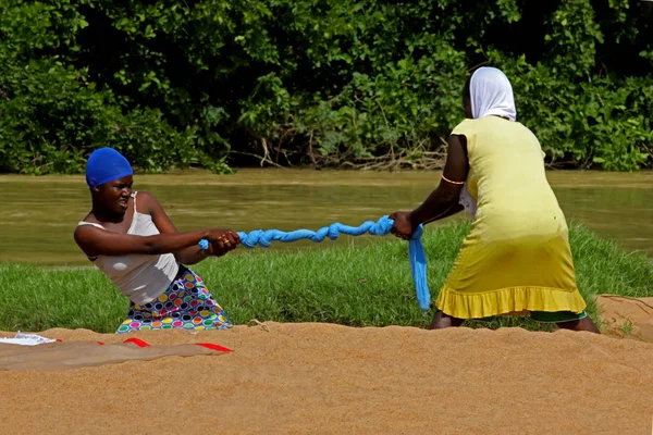 Mankpan Ghana December 2019 Kleren Wringen Ghana Twee Vrouwen Bij — Stockfoto