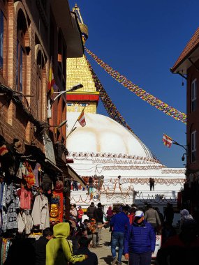 Katmandu, Nepal - 29 Aralık 2019: Boudhanath Stupa bir sokak sonunda, Katmandu