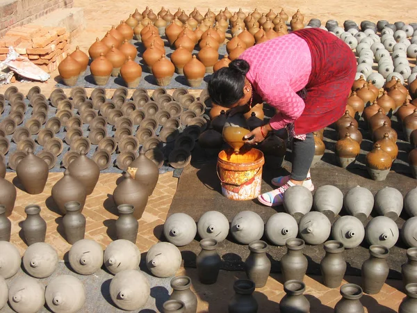 Bhaktapur Nepal December 2019 Woman Painting Clay Piggy Bank Kathmandu — Stock Photo, Image