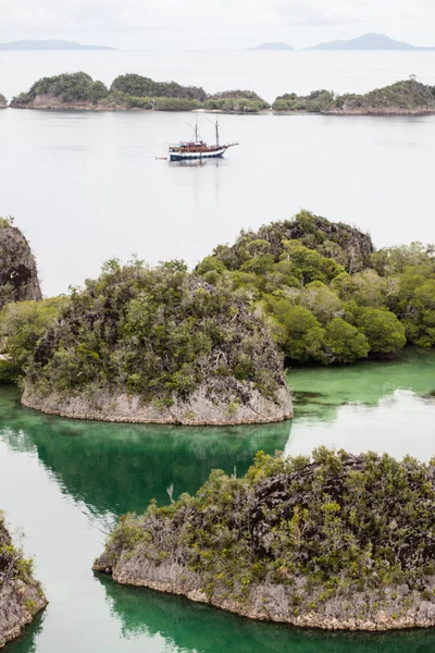 Laguna tropicale e isole calcaree a Raja Ampat — Foto Stock