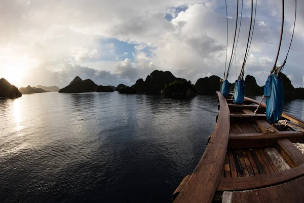 Goleta y Laguna Remota de Wayag, Raja Ampat — Foto de Stock