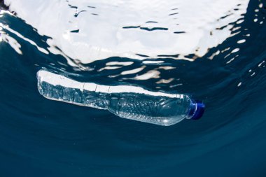 Plastik şişe bir okyanusta yüzen