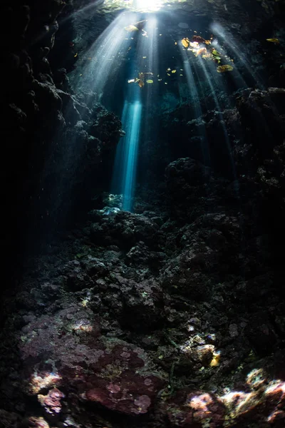 水下洞穴和光束 — 图库照片