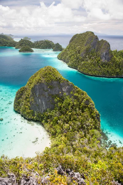 Kalkstenen eilanden in Wayag, Raja Ampat, Indonesië — Stockfoto
