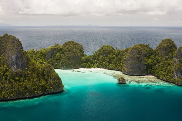 Tropical Islands wapienia w Wayag, Raja Ampat — Zdjęcie stockowe