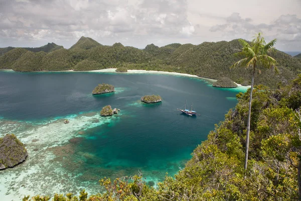 Vápencových ostrovů a lagunu v Wayag, Raja Ampat — Stock fotografie